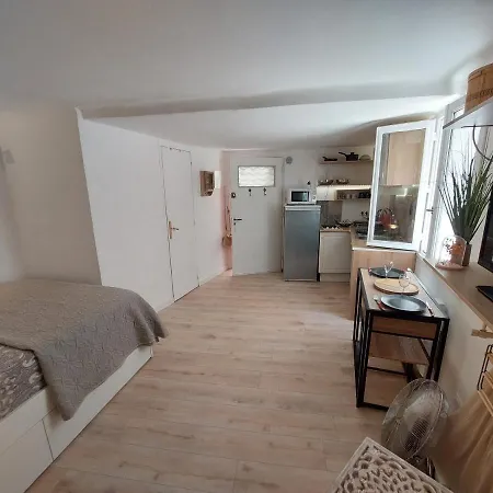 Refait A Neuf Dans La Cite Medievale Apartman