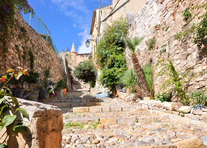 Refait A Neuf Dans La Cite Medievale